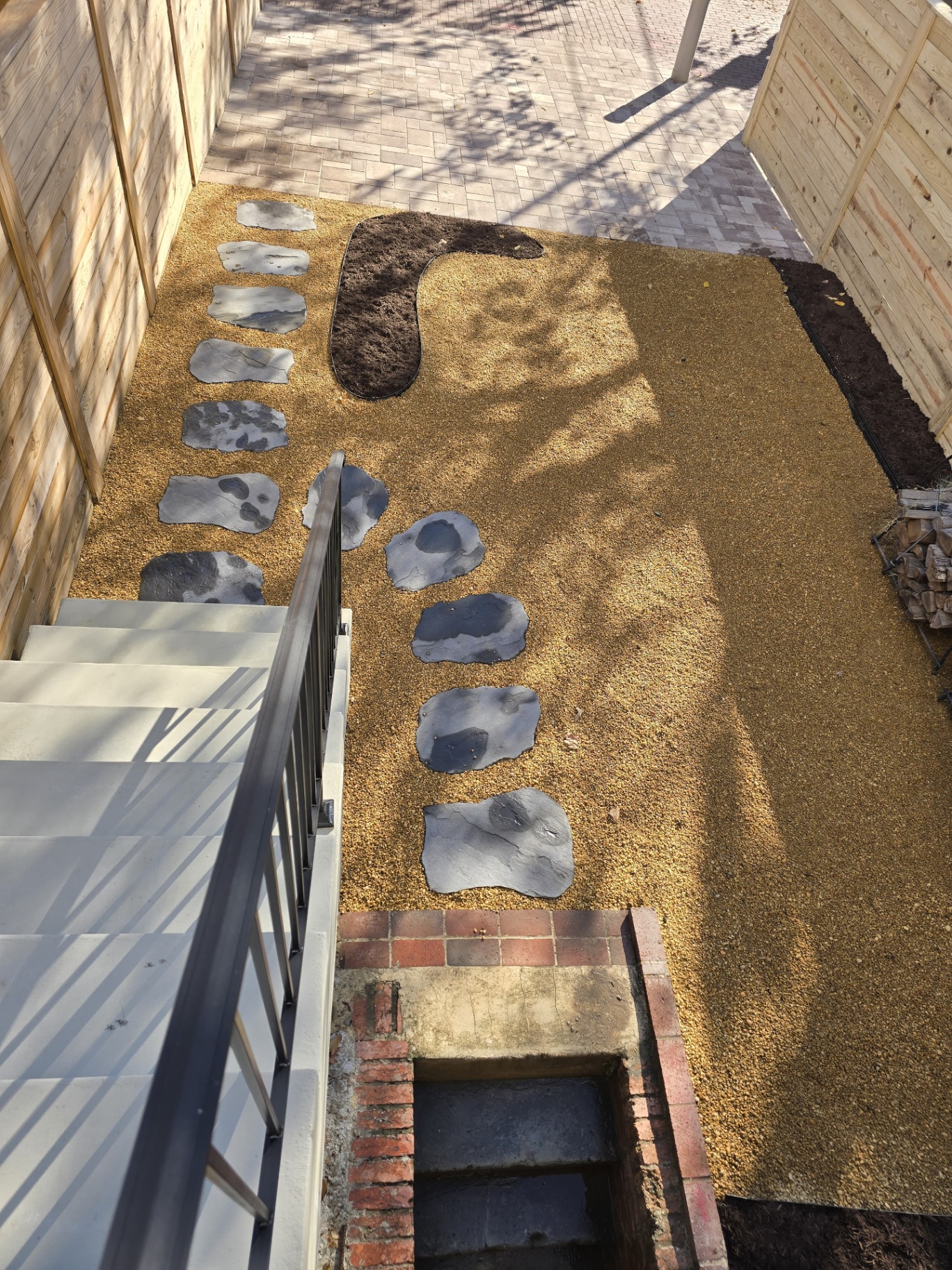 Gravel side yard with natural stone stepping path