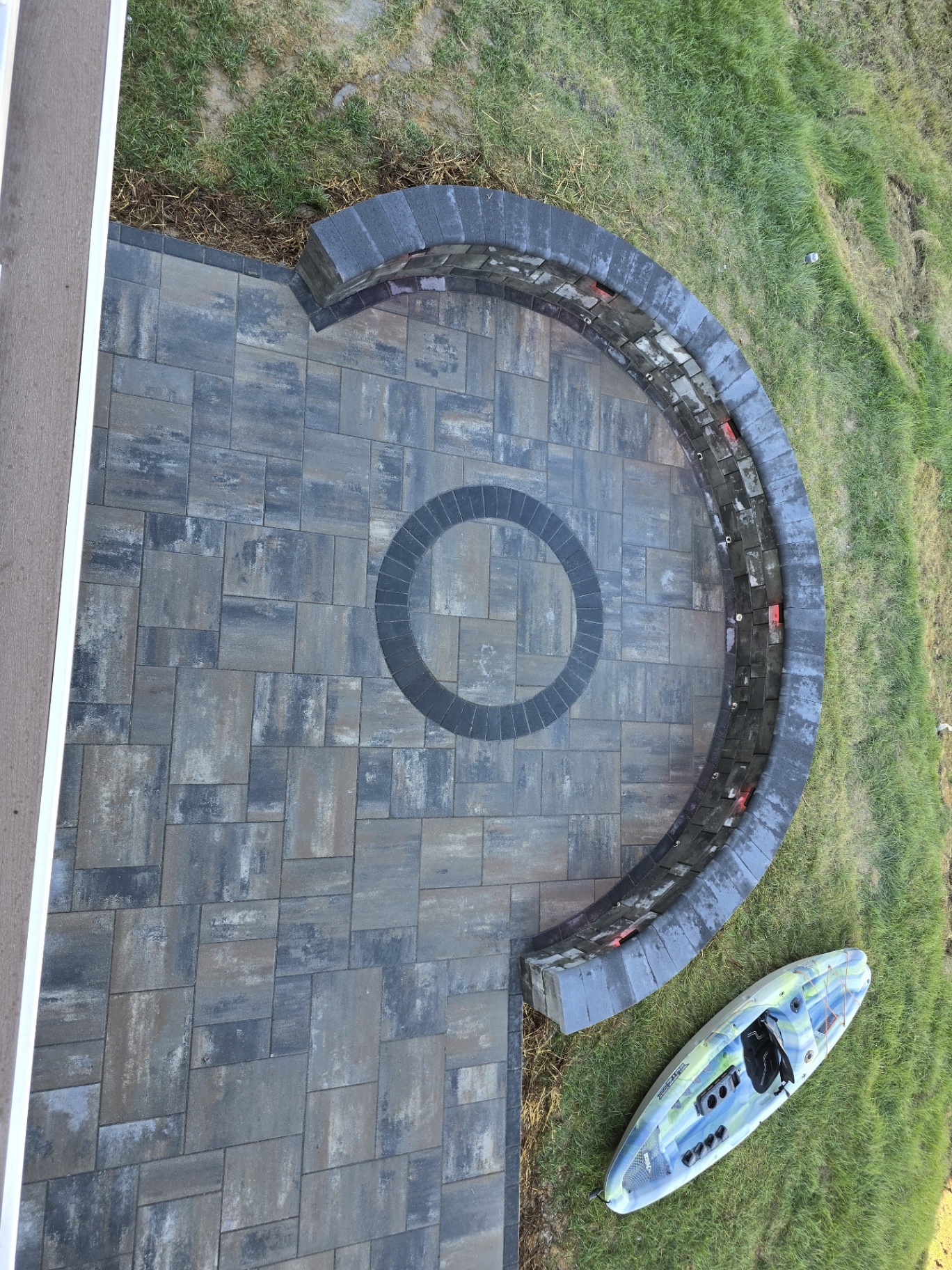 Paver patio with circular inlay design